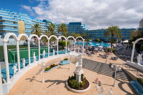 Hotel palácio mediterrânico em Las Américas em 23 de fevereiro de 2016 em Adeje, Tenerife, Espanha. Las Americas é um dos resorts mais populares e turísticos, na área sul de Tenerife . — Fotografia de Stock