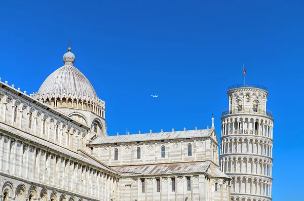 奇跡の広場からピサのタワーの眺め。ピサ, イタリア. — ストック写真