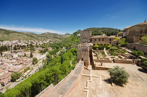 Granada Cityscape bekeken vanuit La Alahambra Palace. — Stockfoto