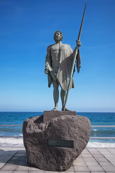 Scultura del guanche mencey Adjona il 30 gennaio 2016 sul lungomare di Candelaria, Tenerife, Isole Canarie, Spagna. — Foto Stock