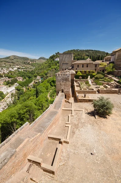 Paisaje urbano de Granada visto desde el palacio de La Alahambra . — Foto de Stock