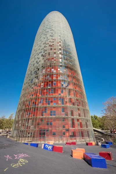 Torre Agbar em 7 de maio de 2016 em Barcelona, Espanha. Torre de 38 andares, construída em 2005 pelo famoso arquiteto Jean Nouvel. É um marco famoso em Barcelona agora é de propriedade do Grupo Agbar — Fotografia de Stock