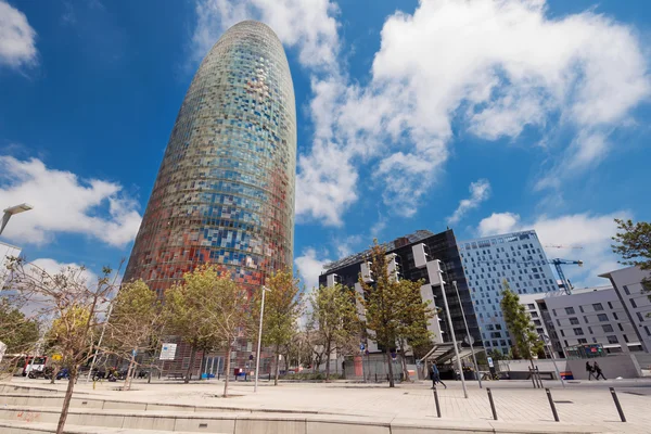Torre Agbar el 7 de mayo de 2016 en Barcelona, España. Torre de 38 plantas, construida en 2005 por el famoso arquitecto Jean Nouvel. Es un hito famoso en Barcelona ahora es propiedad de Grupo Agbar — Foto de Stock