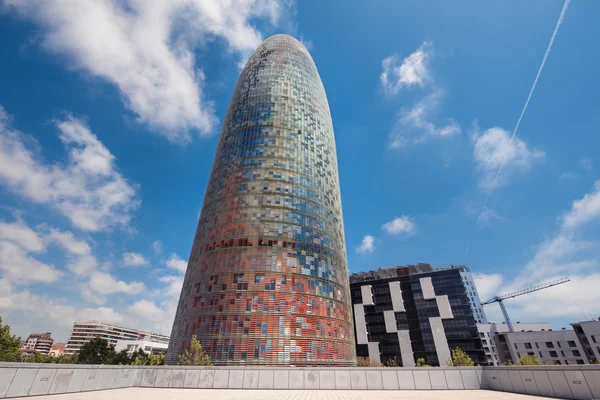 Torre Agbar el 7 de mayo de 2016 en Barcelona, España. Torre de 38 plantas, construida en 2005 por el famoso arquitecto Jean Nouvel. Es un hito famoso en Barcelona ahora es propiedad de Grupo Agbar — Foto de Stock