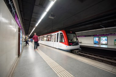Mayıs ayında Sagrada Familia metro istasyonuiç7, 2016 Barselona, İspanya. 