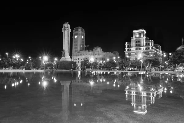 Vista noturna da Plaza de Espana, Santa Cruz de Tenerife, Ilha Canária, Espanha . — Fotografia de Stock