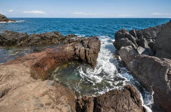 Landschap van de vulkanische kustlijn. Kustlijn van Zuid-Tenerife, Canarische eiland, Spanje. — Stockfoto