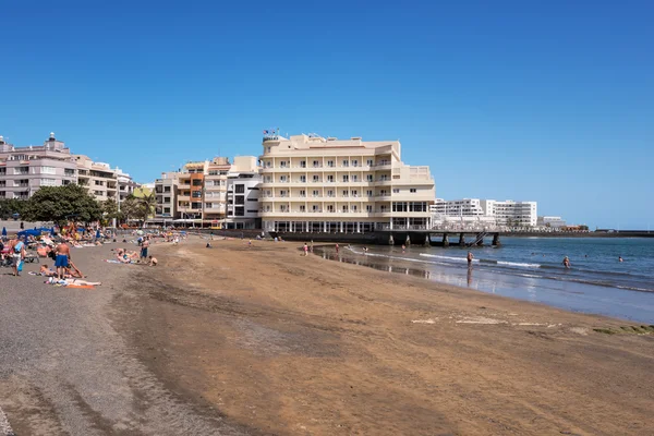 Turista relaxante na praia de el Medano em 16 de julho de 2016 em El Medano, Tenerife, Ilhas Canárias, Espanha  . — Fotografia de Stock