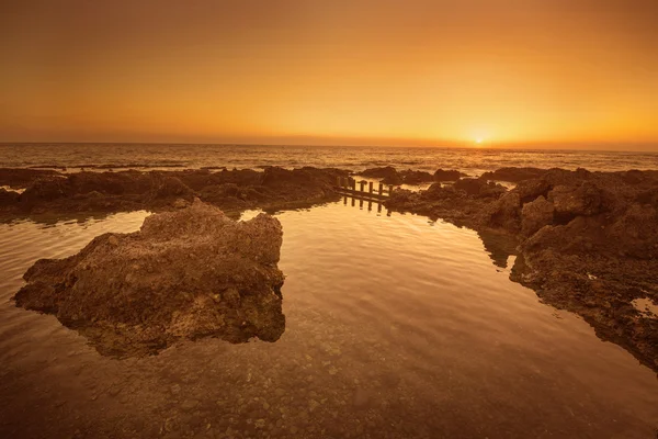 Atardecer dorado idílico en el océano. Alcalá, Tenerife, Islas Canarias, España . — Foto de Stock