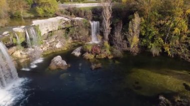 Pedrosa de Tobalina, Burgos, İspanya 'da manzaralı bir şelale manzarası.