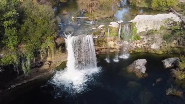 Вид с воздуха на живописный водопад в Pedrosa de Tobalina, Бургос, Испания. — стоковое видео