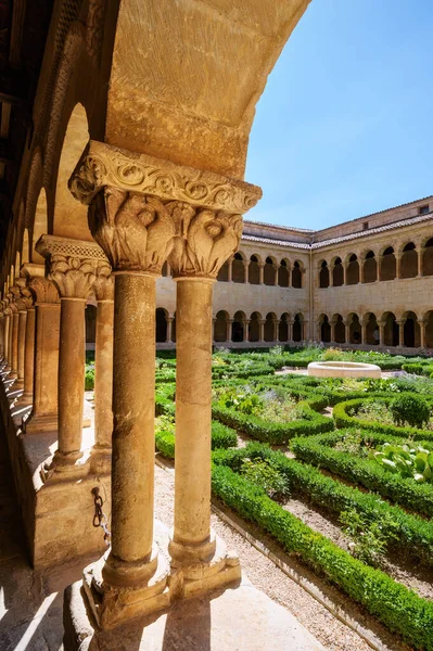 Claustro da Abadia de Santo Domingo de Silos em Burgos, Castela e Leão, Espanha. — Fotografia de Stock