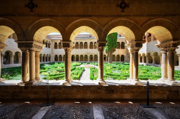 Chiostro dell'Abbazia di Santo Domingo de Silos a Burgos, Castilla y Leon, Spagna. — Foto Stock