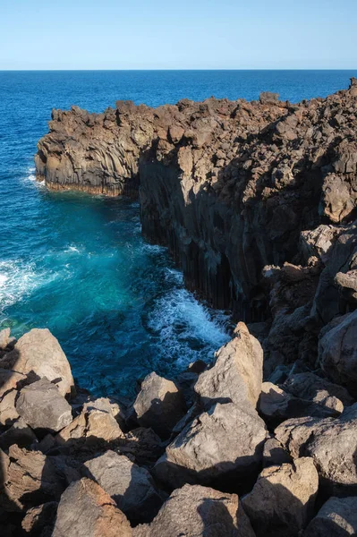 Paysage côtier volcanique. Rochers et formations de lave en El Hierro, Îles Canaries, Espagne. — Photo