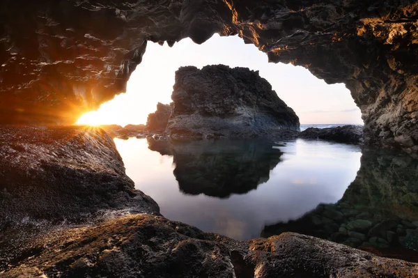 Amazing Sea Cave paisagem ao pôr-do-sol. Natureza Fotografia fundo. — Fotografia de Stock