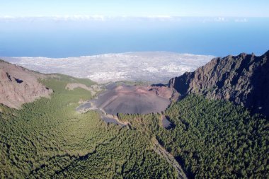 Guimar, Tenerife, Kanarya Adaları 'ndaki bir volkan kraterinin oluşturduğu hava volkanik manzarası. Yüksek kalite fotoğraf.