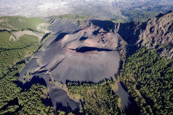 Paisaje volcánico aéreo formado por el cráter de un volcán en Guimar, Tenerife, Islas Canarias. Foto de alta calidad. —  Fotos de Stock