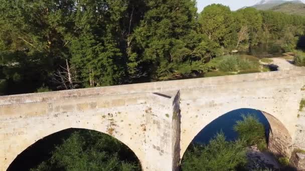Vista aérea de un puente de piedra medieval sobre el río Ebro en Frias, pueblo histórico en la provincia de Burgos, España — Vídeo de stock