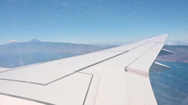 Вид из окна пассажирского самолета на крыло, летящее над морем в Тенерифе, Канарские острова. — стоковое видео