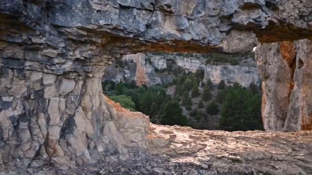 スペイン、ソリア州のリバーウルフ峡谷の岩の形成に穴を通って輝く太陽. — ストック動画