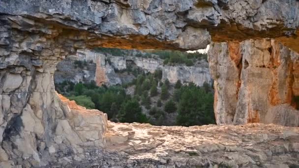 スペイン、ソリア州のリバーウルフ峡谷の岩の形成に穴を通って輝く太陽. — ストック動画