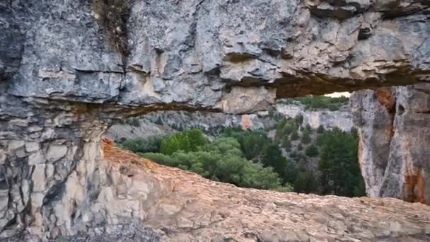 スペイン、ソリア州のリバーウルフ峡谷の岩の形成に穴を通って輝く太陽. — ストック動画