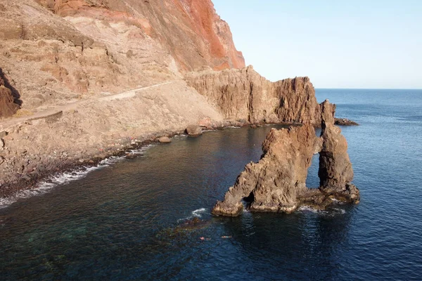 Arco de piedra volcánica natural, Roque de Bonanza en la isla de El Hierro, Islas Canarias, España. —  Fotos de Stock