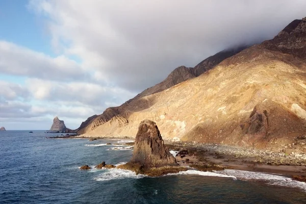 Volando sobre un paisaje pintoresco, acantilados y el océano en un paisaje volcánico remoto de Tenerife, Islas Canarias. Fotografía de alta calidad — Foto de Stock