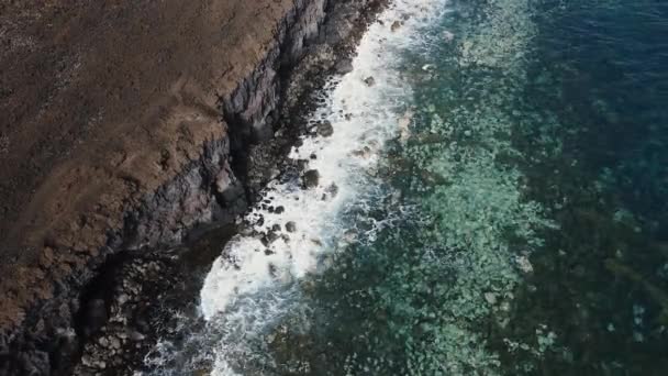 景観空中海岸線の風景を表示します。火山景観における崖と海岸線, El Hierro, Canary Islands,スペイン. — ストック動画