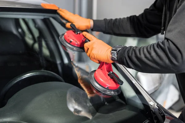 Reparación y reemplazo de vidrio automático, primer plano. — Foto de Stock