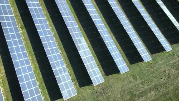 Aerial view of a large solar power station with large amount of sun panels. Concept of renewable and alternative energy, future technology. — Stock Video