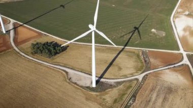 Enerji üretimi için yel değirmenlerinin hava manzarası. Rüzgar güç türbinleri sürdürülebilir kalkınma için temiz yenilenebilir enerji üretiyor