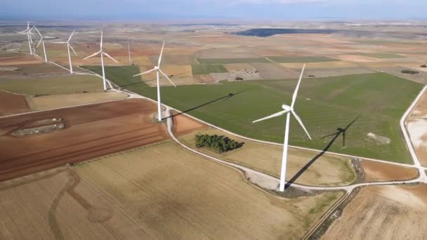 Vista aérea del parque eólico para la producción de energía. Turbinas eólicas generadoras de energía renovable limpia para el desarrollo sostenible — Vídeo de stock