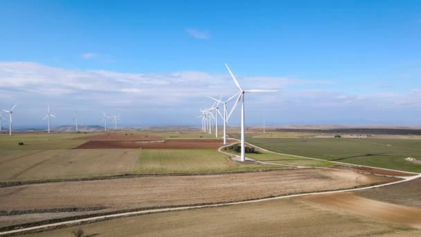 Vista aérea da fazenda de moinhos de vento para a produção de energia. Turbinas eólicas geradoras de energia renovável limpa para o desenvolvimento sustentável — Vídeo de Stock