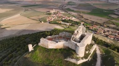 Castrojeriz, Burgos, İspanya 'daki antik bir şatonun kalıntılarının havadan görünüşü.