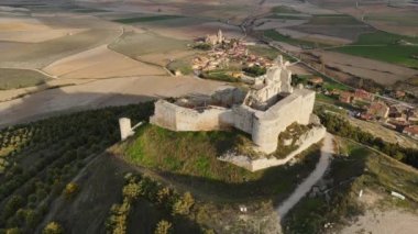 Castrojeriz, Burgos, İspanya 'daki antik bir şatonun kalıntılarının havadan görünüşü.