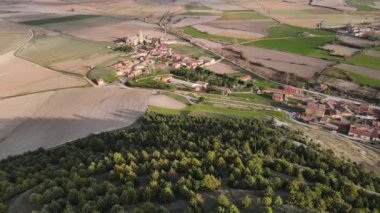 Castrojeriz, Burgos, İspanya 'daki antik bir şatonun kalıntılarının havadan görünüşü.