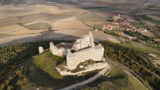 Luchtfoto van de ruïnes van een oud kasteel, in Castrojeriz, Burgos, Spanje. — Stockvideo