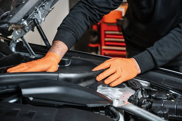 Mecánico de automóviles de trabajo y reparación en el motor del coche en el garaje mecánico. Servicio de coches. — Foto de Stock