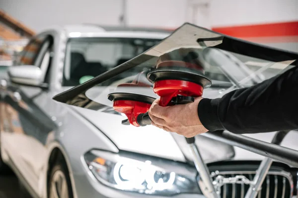 Reparación y reemplazo de vidrio de coche. —  Fotos de Stock