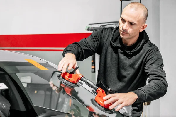 Reparación y reemplazo de vidrio de coche. —  Fotos de Stock