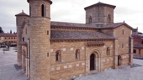Вид с воздуха на знаменитую романскую церковь Сан-Мартен-де-Тур в Фромисте, Паленсия, Испания. — стоковое видео