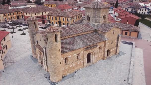 Luftaufnahme der berühmten romanischen Kirche San Martin de Tours in Fromista, Palencia, Spanien. — Stockvideo