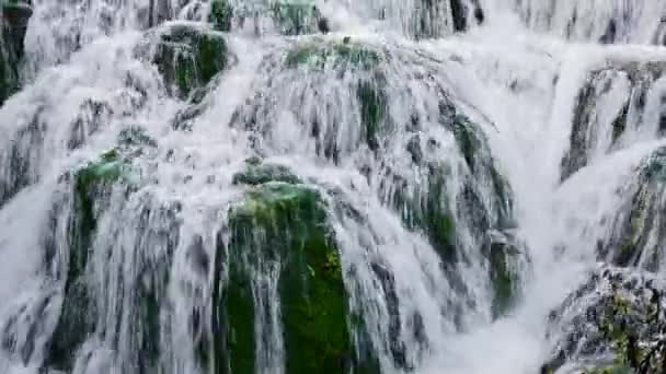 Wodospad Orbaneja del Castillo, słynne miejsce turystyczne w prowincji Burgos, Kastylia i Leon, Hiszpania. — Wideo stockowe