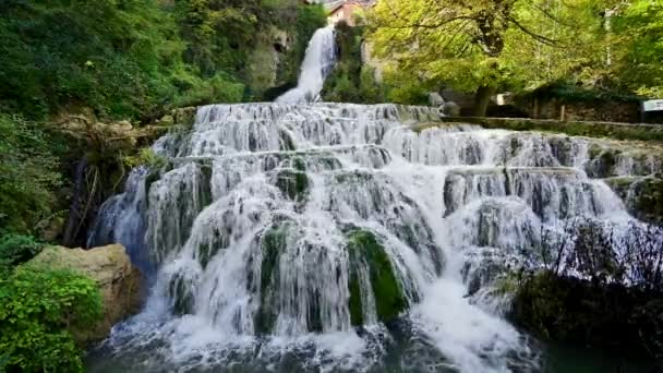 Orbaneja del Castillo瀑布，西班牙卡斯蒂利亚和里昂布尔戈斯省著名旅游胜地. — 图库视频影像