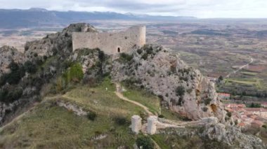 Poza de la Sal kalesinin ve Burgos, Kastilya ve Leon 'daki köyün havadan görünüşü .