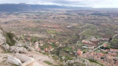 Poza de la Sal kalesinin ve Burgos, Kastilya ve Leon 'daki köyün havadan görünüşü .