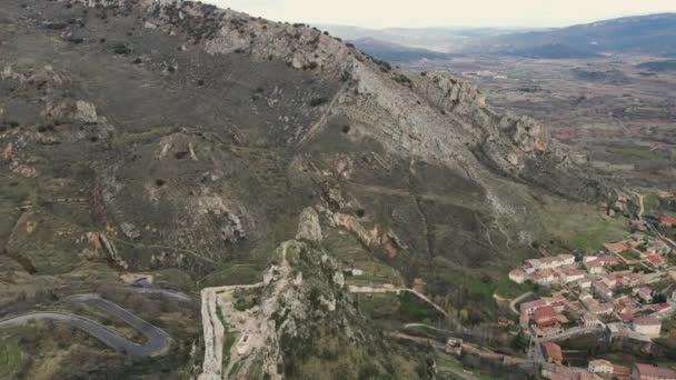Vista aérea do castelo e da aldeia de Poza de la Sal em Burgos, Castela e Leão, Espanha . — Vídeo de Stock
