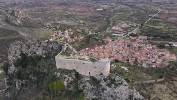 Вид с воздуха на замок и деревню Поса-де-ла-Саль в Бургосе, Кастилия и Леон, Испания . — стоковое видео
