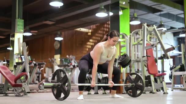 Donna atletica che esercita deadlift in una palestra. — Video Stock